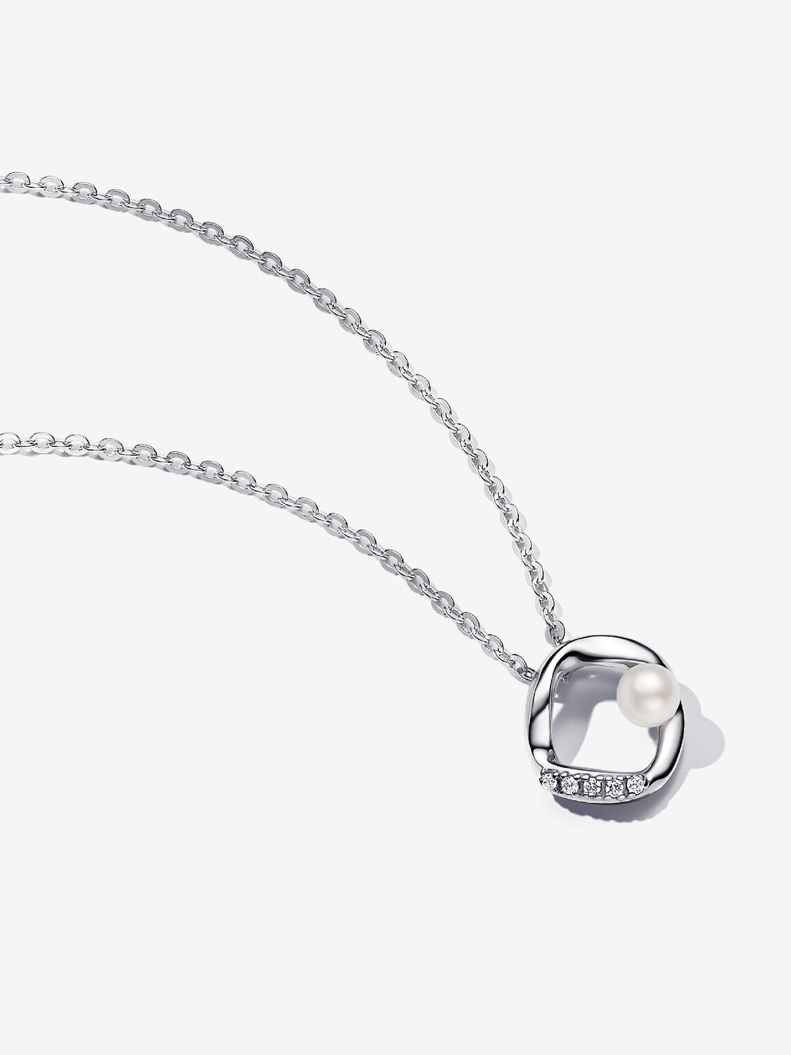 PANDORA ESSENCE | Collana Cerchio Linea Sinuosa con Perla d'Acqua Dolce Coltivata e Pavè Argento Sterling 925 | 393303C01-45