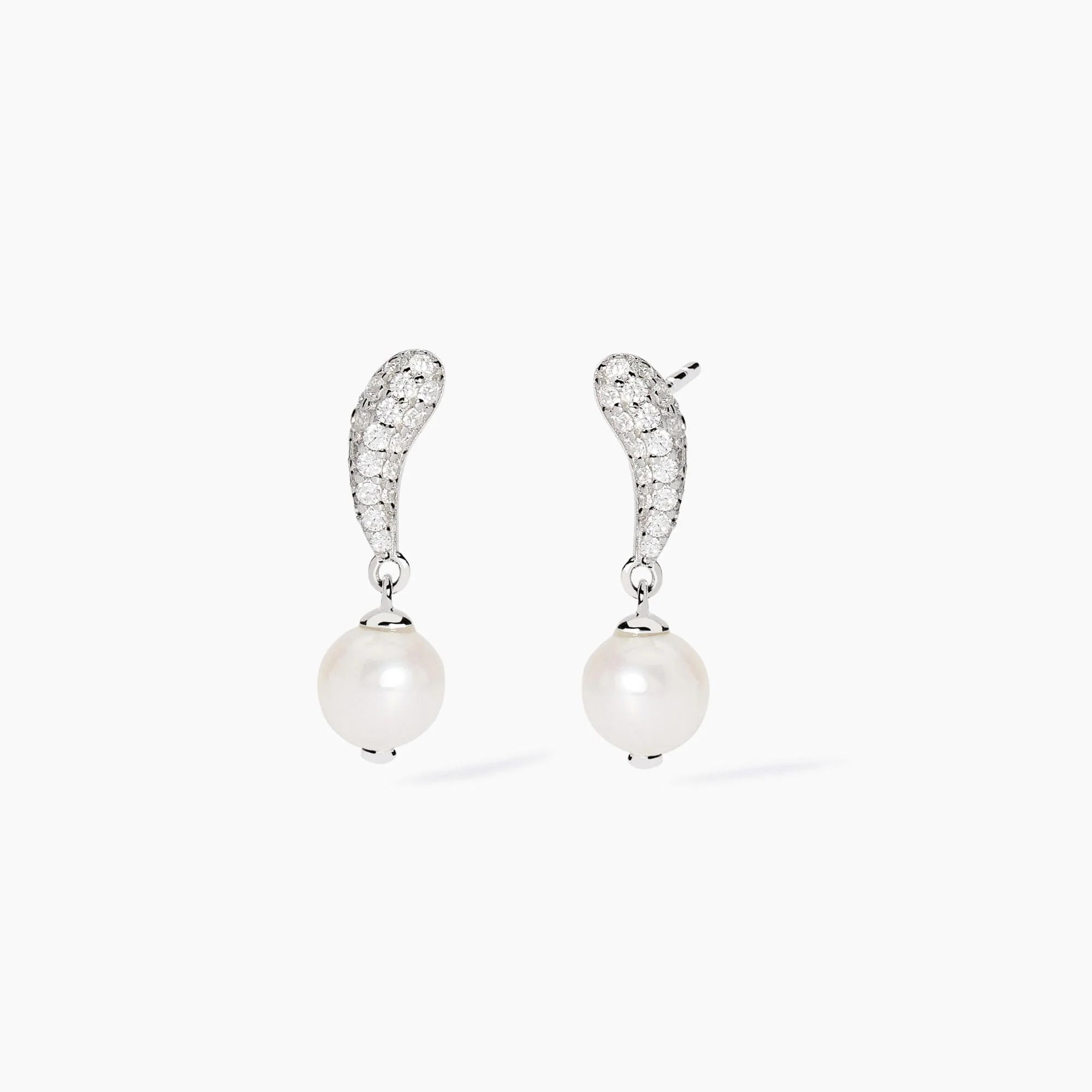 Mabina | Orecchini a lobo con pavé di zirconi e perle coltivate OPERA | 563846