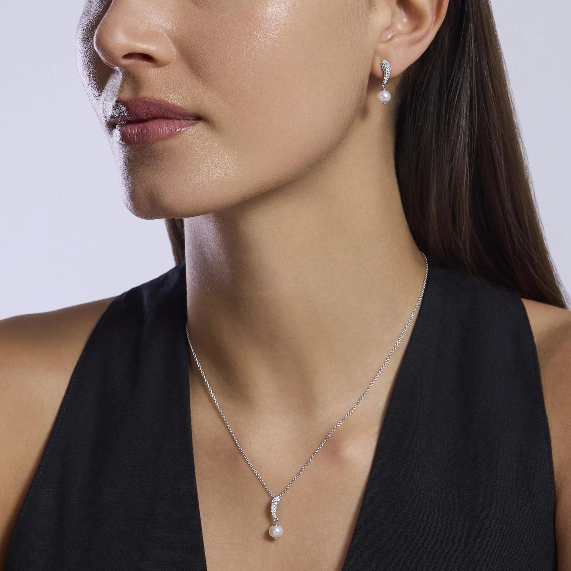 Mabina | Orecchini a lobo con pavé di zirconi e perle coltivate OPERA | 563846