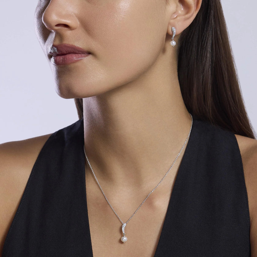 Mabina | Orecchini a lobo con pavé di zirconi e perle coltivate OPERA | 563846