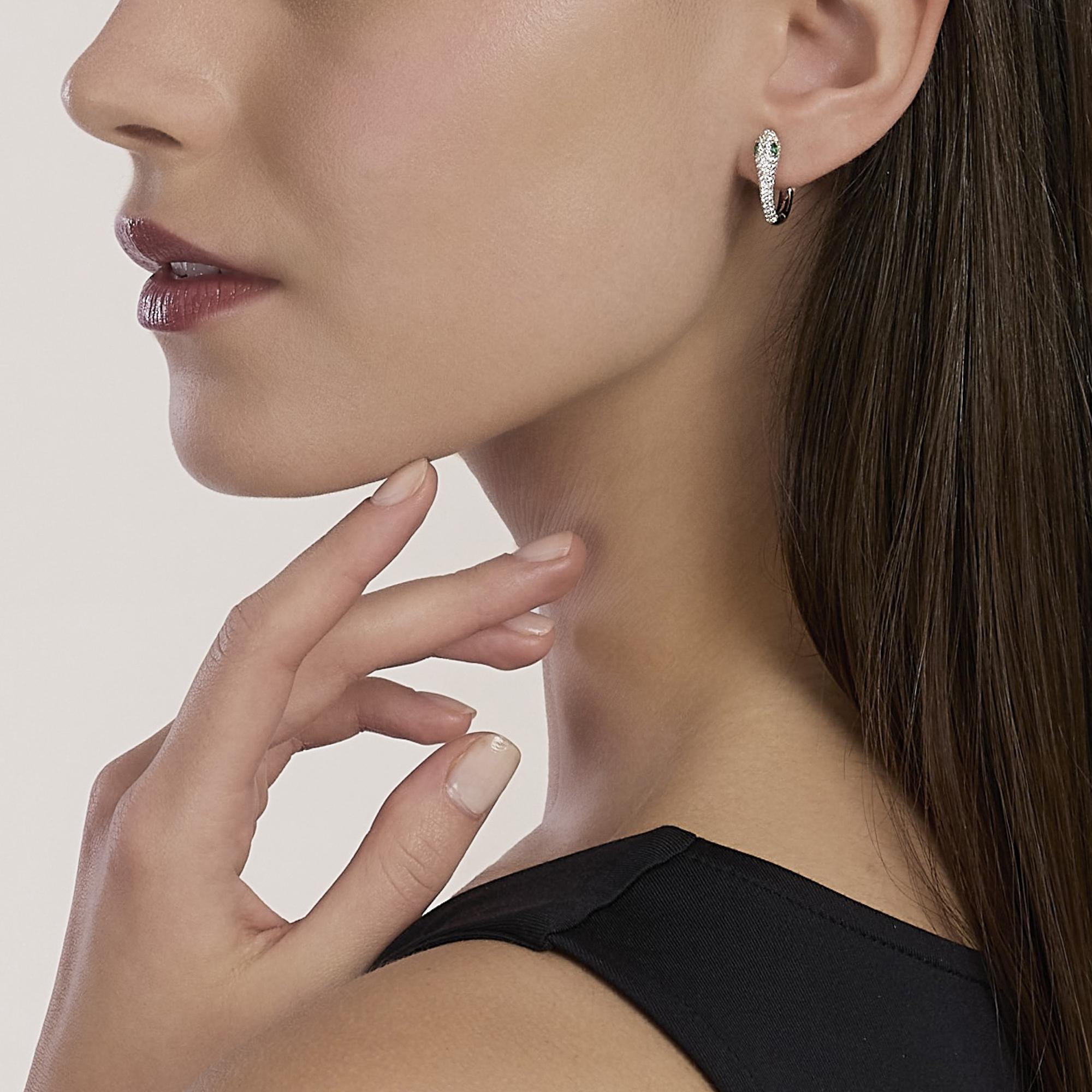 Mabina | Orecchini a cerchio in argento con serpente e smeraldi sintetici SNAKE | 563977