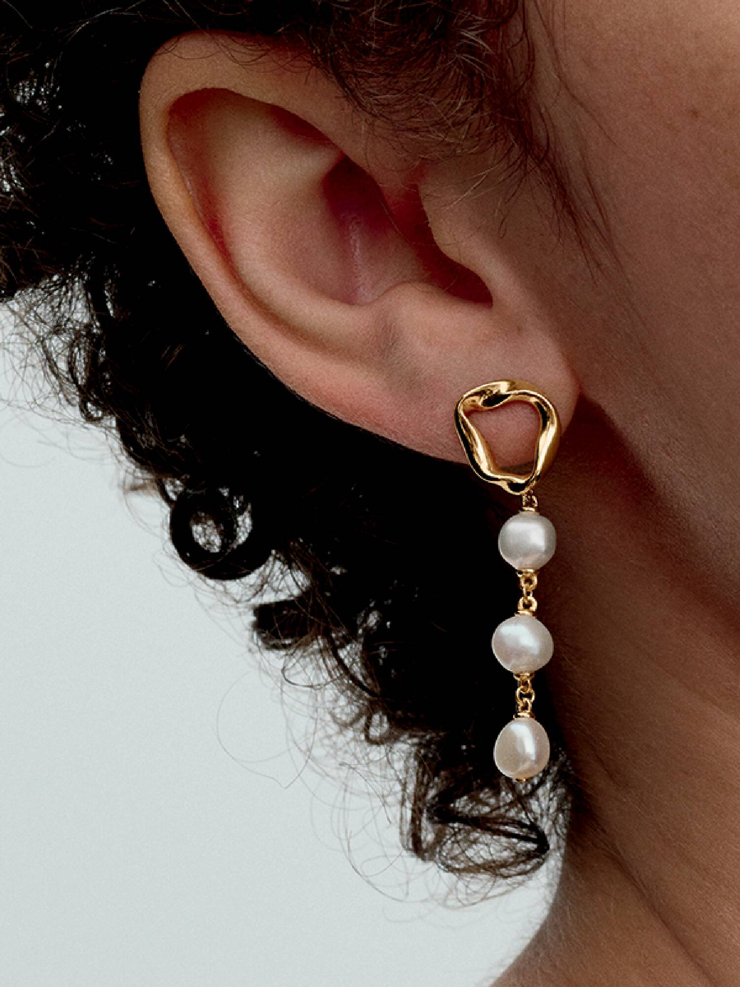 PANDORA ESSENCE | Orecchini Pendenti Linea Sinuosa con Perle d'Acqua Dolce Coltivate | 263263C01