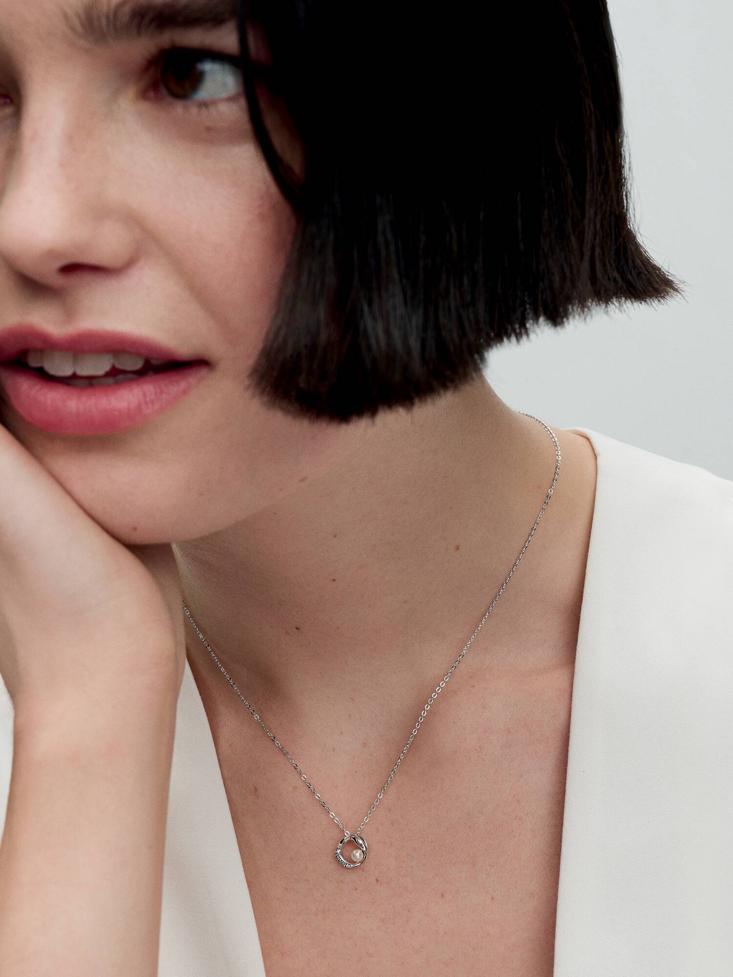 PANDORA ESSENCE | Collana Cerchio Linea Sinuosa con Perla d'Acqua Dolce Coltivata e Pavè | 393303C01-45