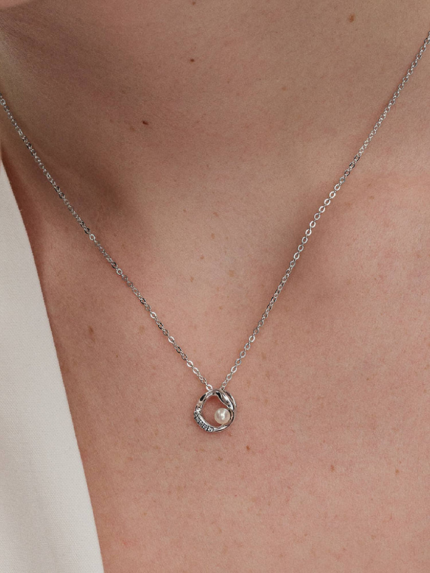 PANDORA ESSENCE | Collana Cerchio Linea Sinuosa con Perla d'Acqua Dolce Coltivata e Pavè | 393303C01-45